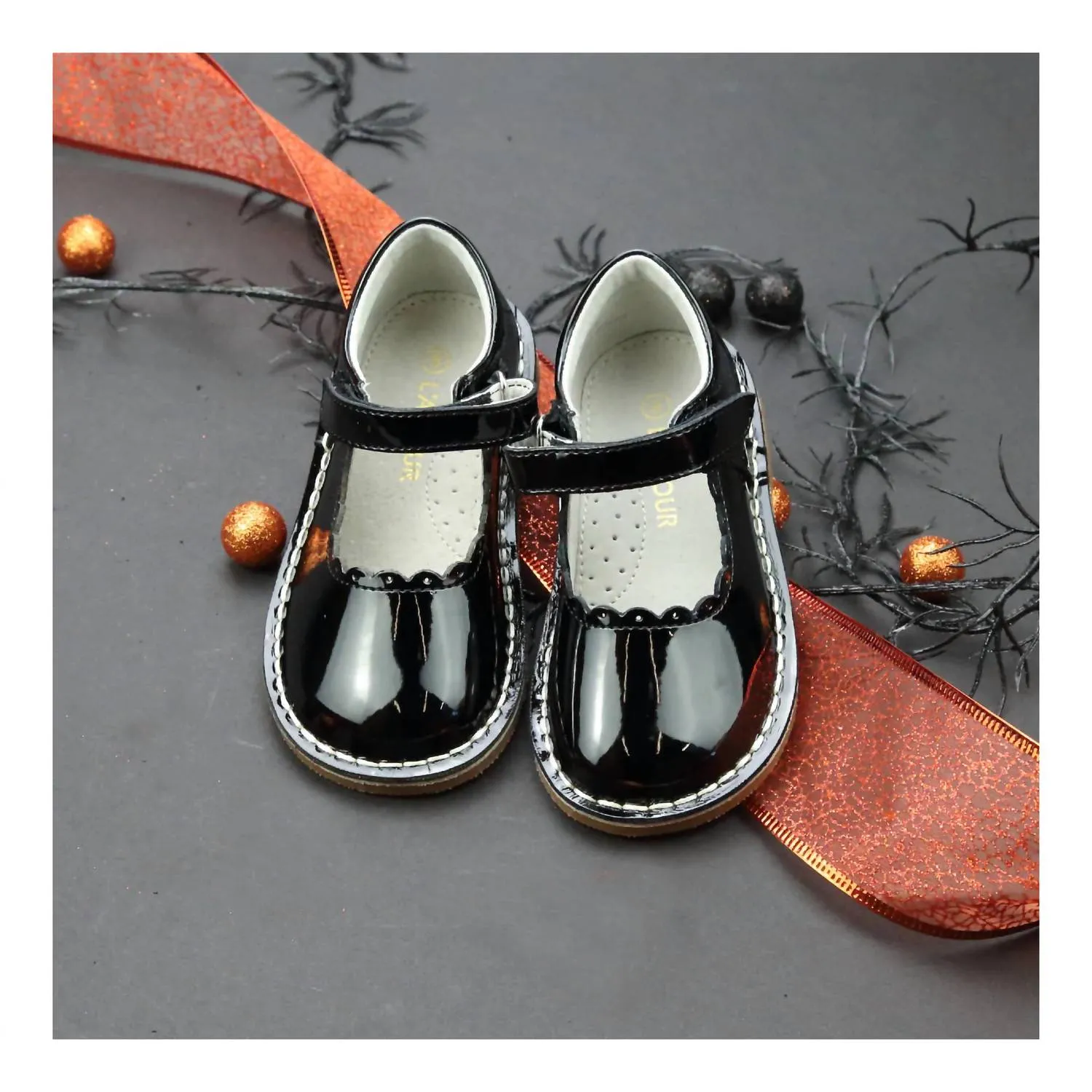 Girls Caitlin Scalloped Mary Jane Shoes In Patent Black