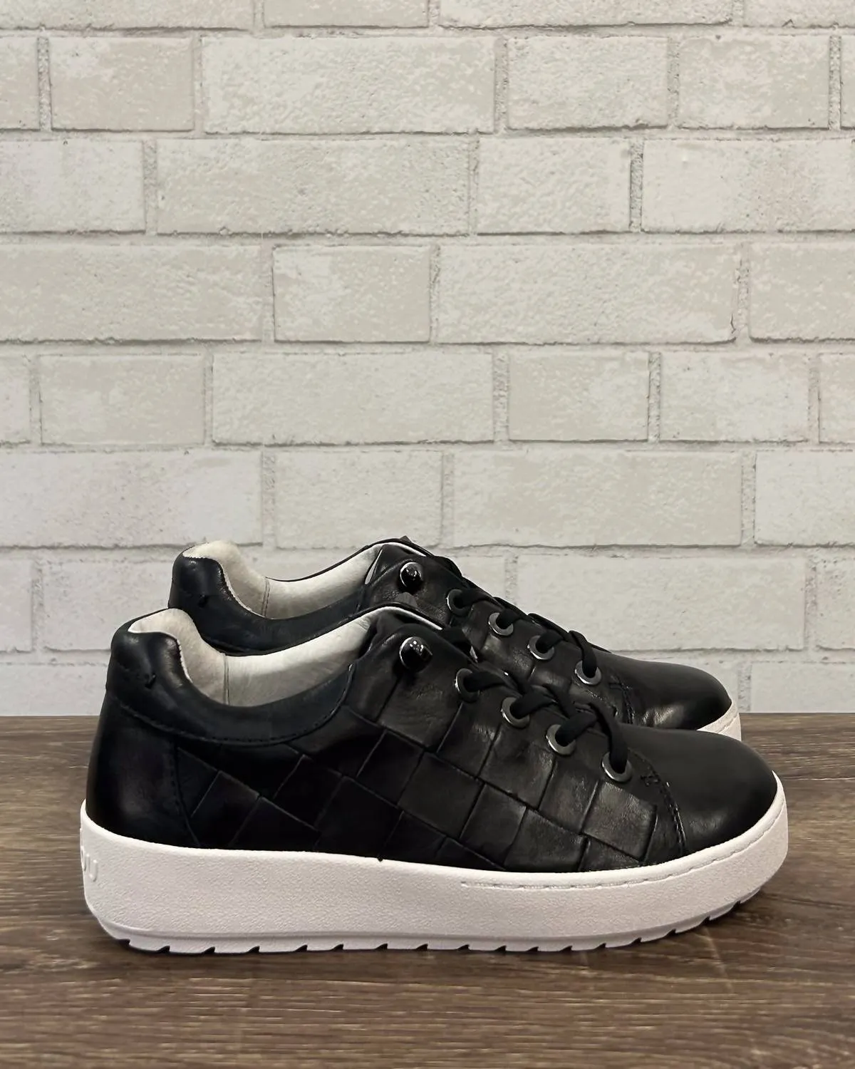 Women's Chloe Sneakers In Black