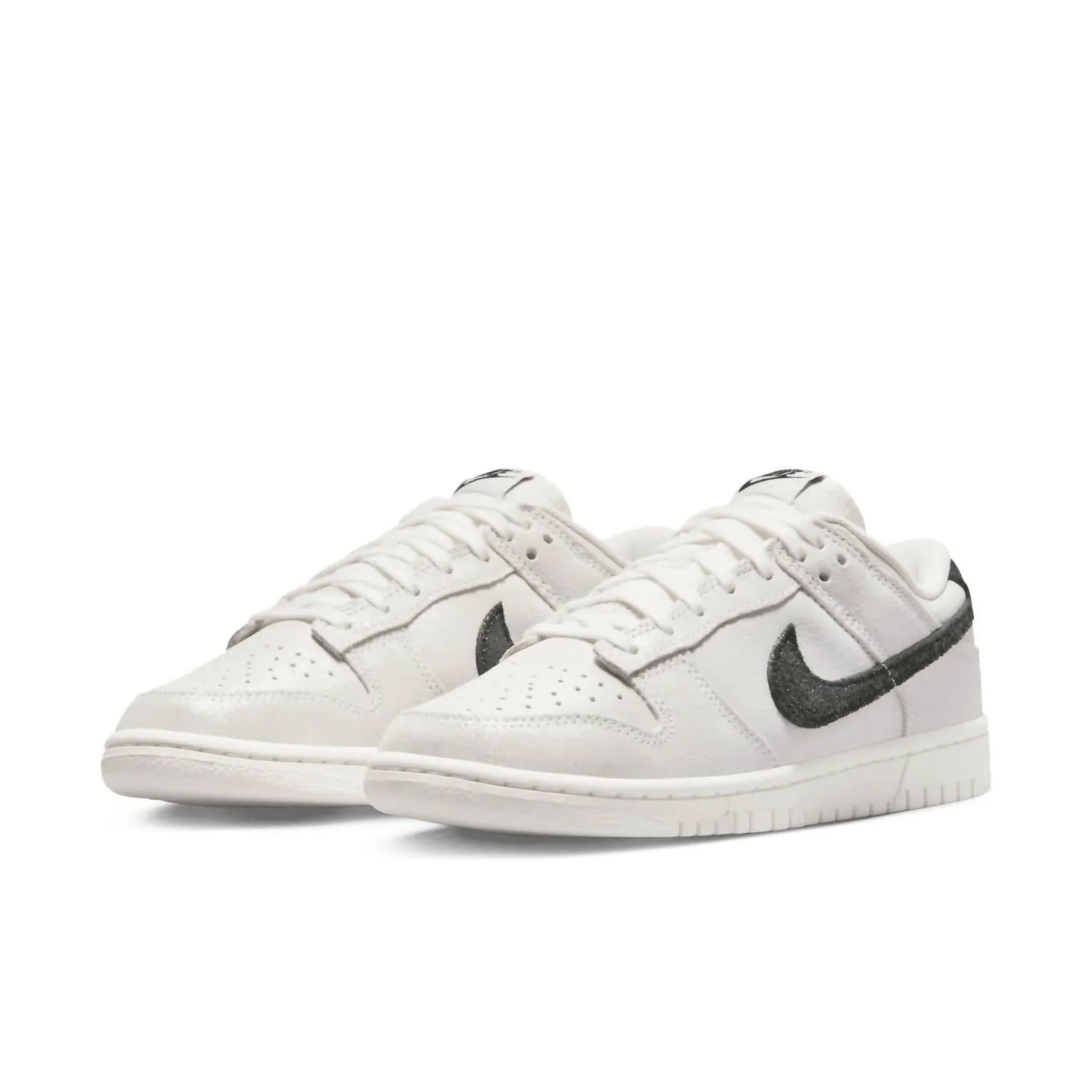 Women's Dunk Low Se Sneakers In White/black