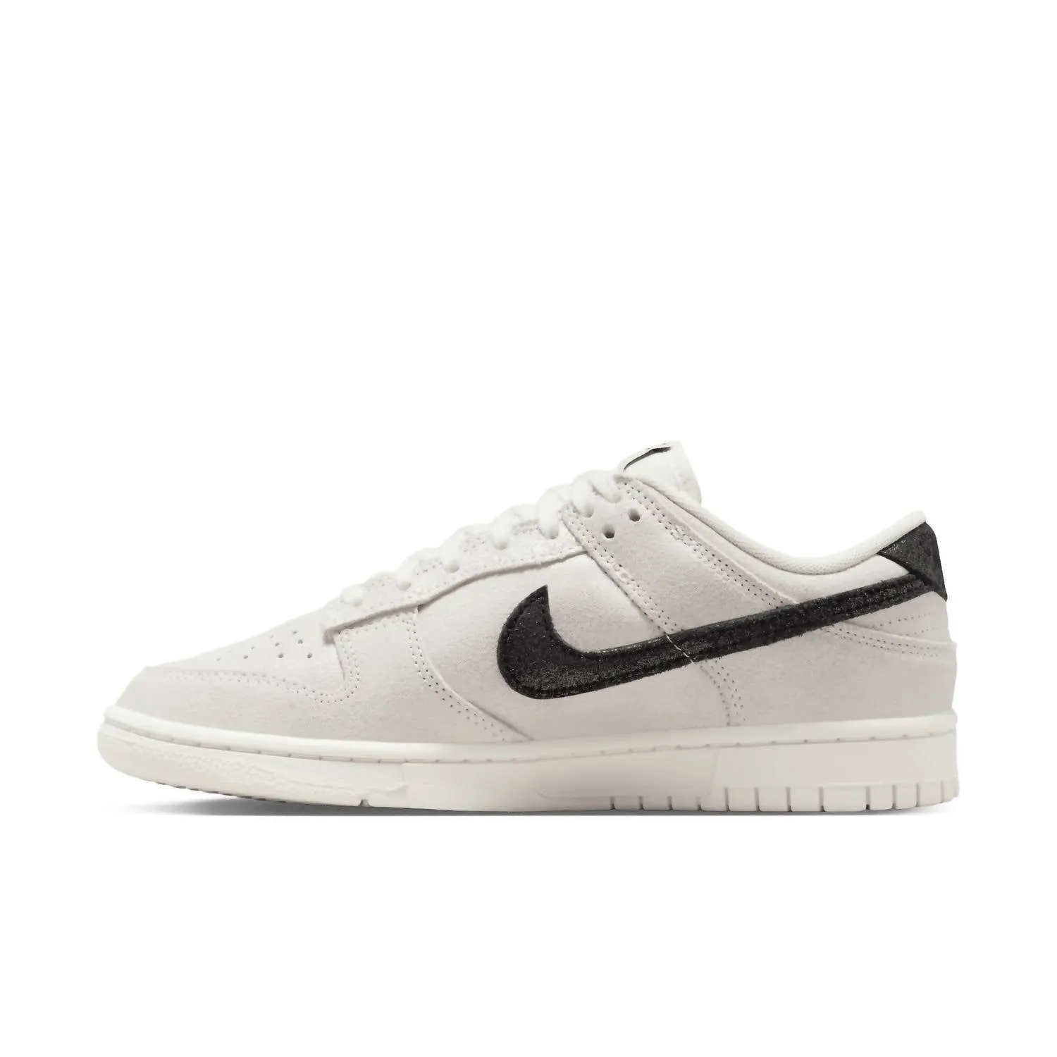 Women's Dunk Low Se Sneakers In White/black