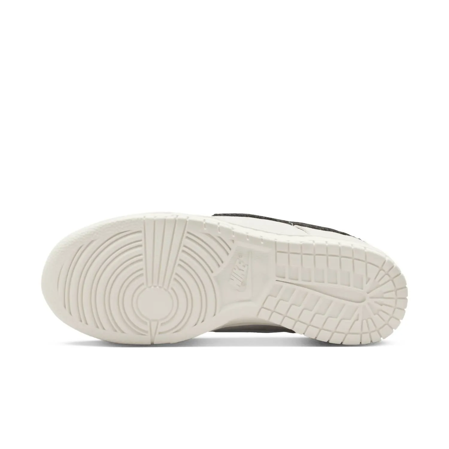 Women's Dunk Low Se Sneakers In White/black