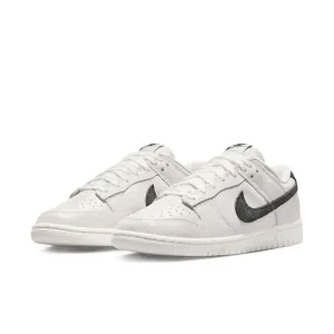 Women's Dunk Low Se Sneakers In White/black
