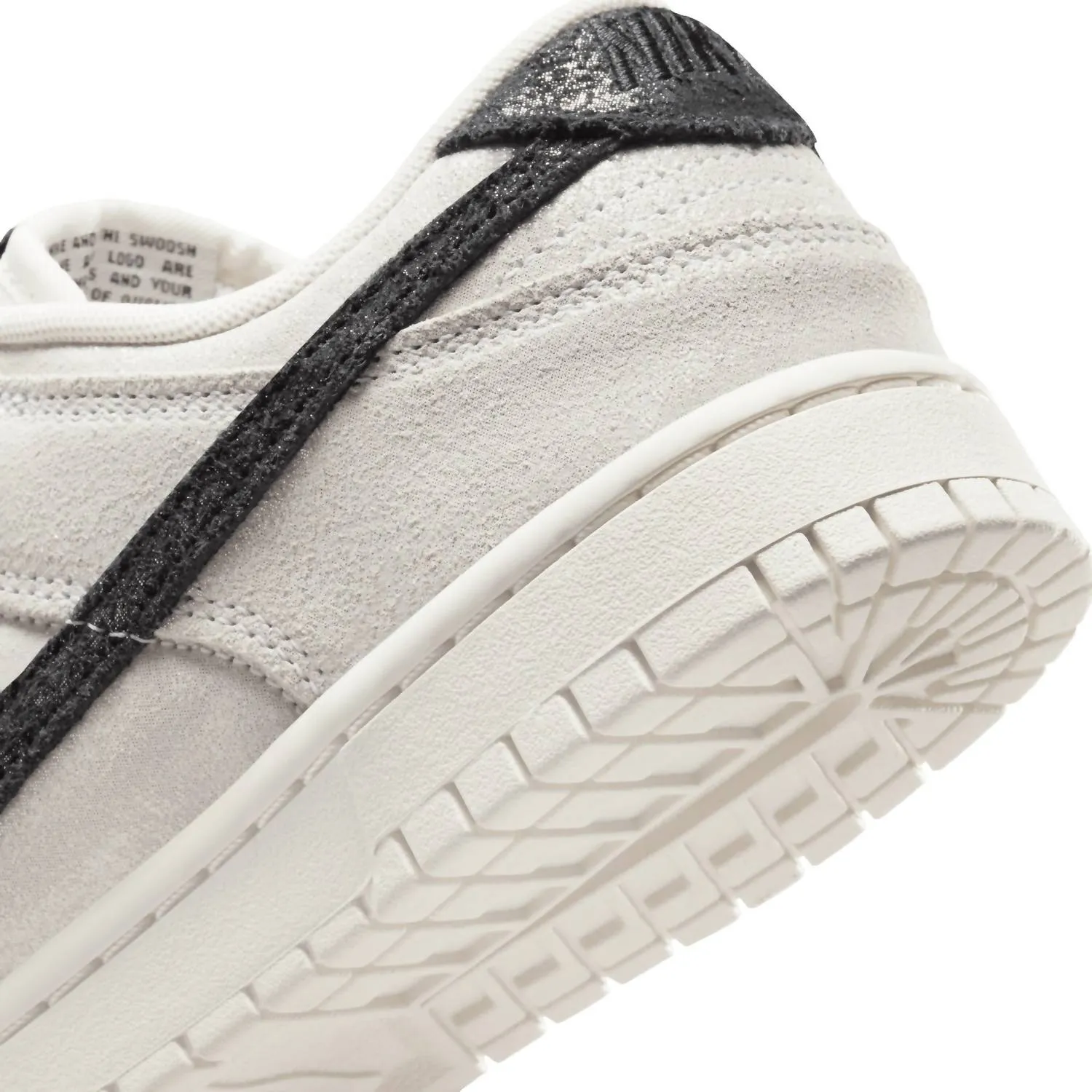 Women's Dunk Low Se Sneakers In White/black